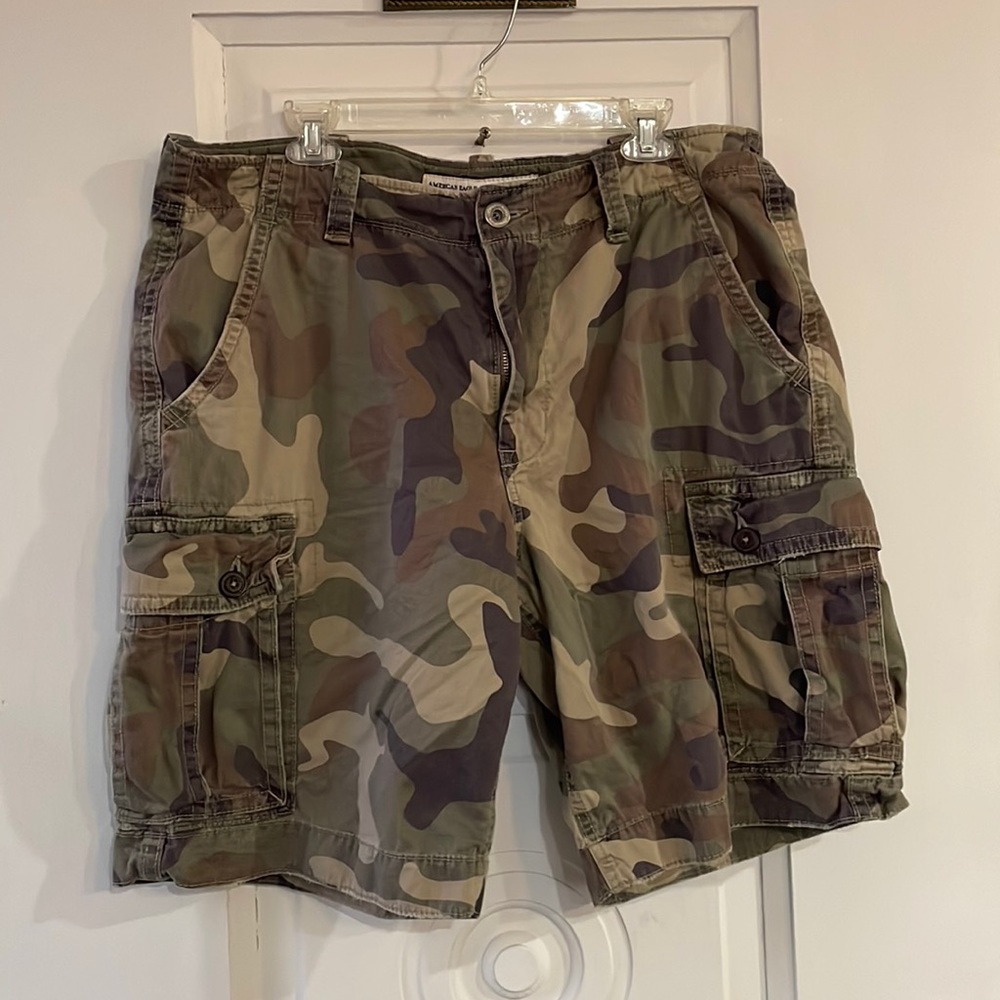American Eagle Outfitters Mens size 38 Camouflage cargo shorts.